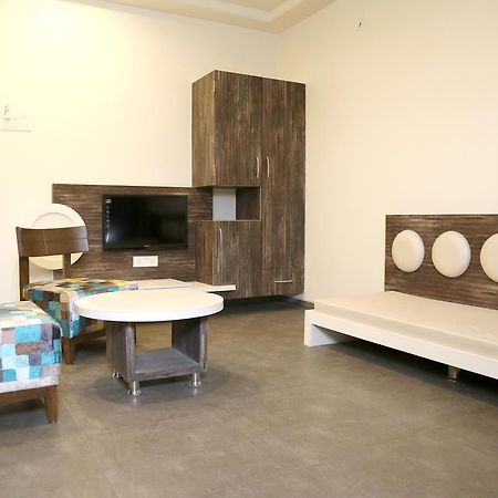 Hotel Vrinda Latur Экстерьер фото