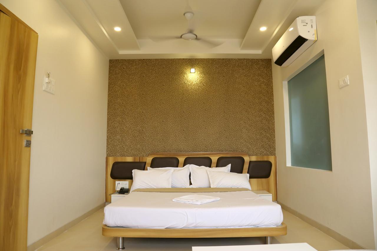 Hotel Vrinda Latur Экстерьер фото