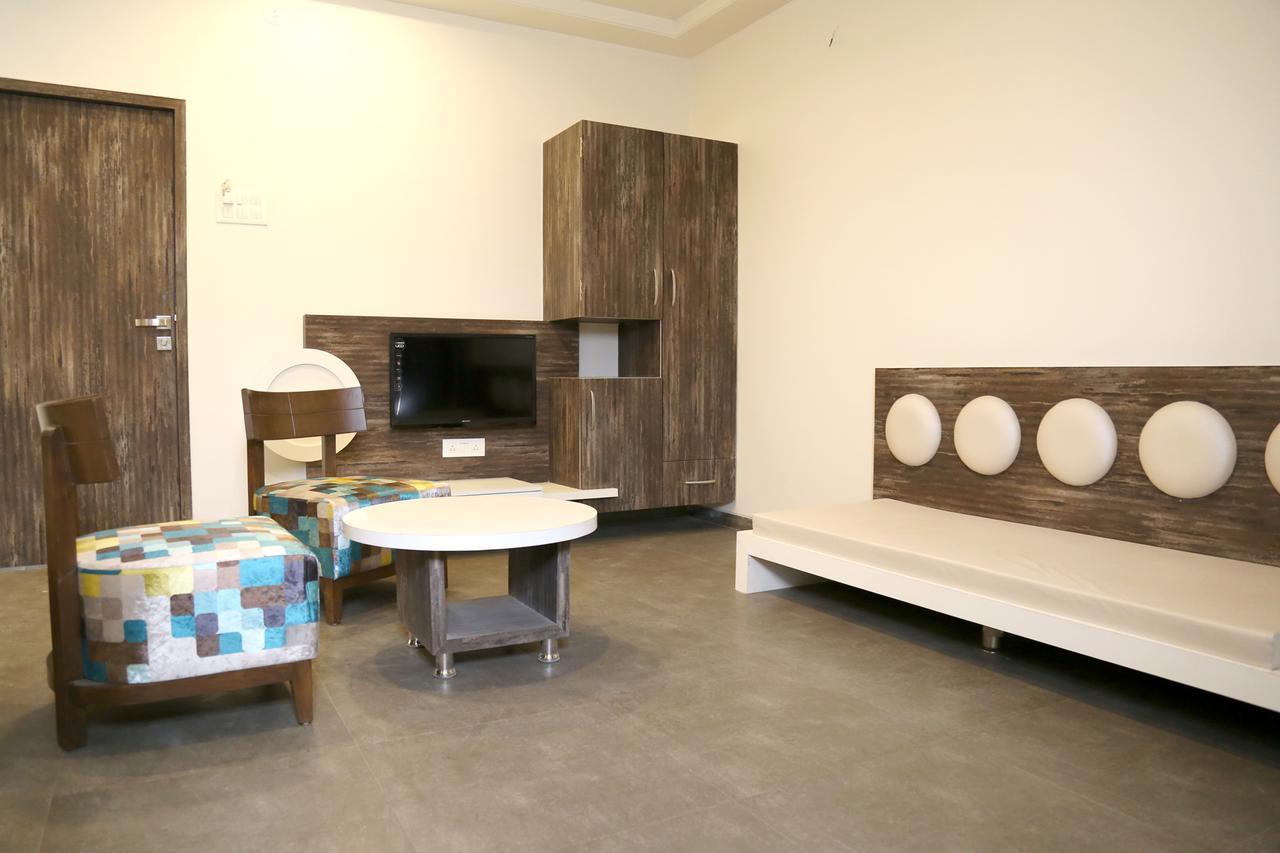 Hotel Vrinda Latur Экстерьер фото