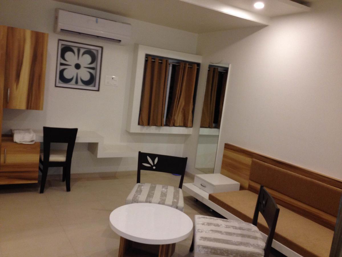 Hotel Vrinda Latur Экстерьер фото