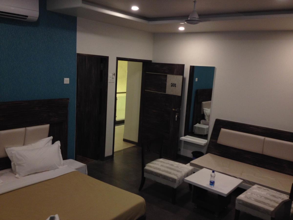Hotel Vrinda Latur Экстерьер фото