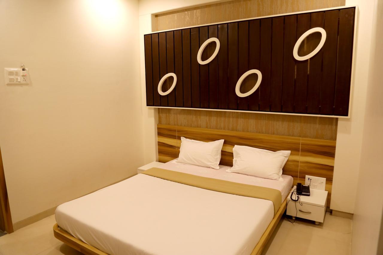 Hotel Vrinda Latur Экстерьер фото